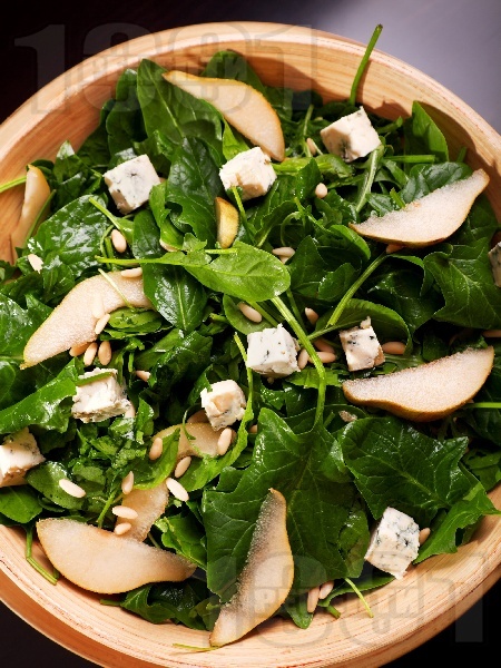 Вкусна салата със спанак, рукола, синьо сирене и круша, поръсена с кедрови ядки - снимка на рецептата
